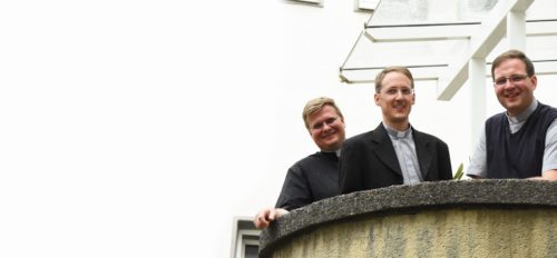 Am Sonntag, dem 2. Juli, wird Bischof Schwarz um 15 Uhr im Klagenfurter Dom die Diakone Georg Granig, Ulrich Kogler und Sven Wege zu Priestern weihen. (© Foto: KH Kronawetter / Internetredaktion) Am Sonntag, dem 2. Juli, wird Bischof Schwarz um 15 Uhr im Klagenfurter Dom die Diakone Georg Granig, Ulrich Kogler und Sven Wege zu Priestern weihen. (© Foto: KH Kronawetter / Internetredaktion)