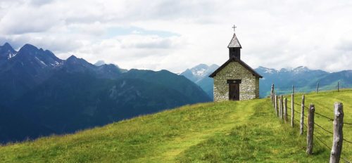 Die Angebote der Seelsorge im Sommer sind reichhaltig: Pilgertage, spirituelle Wanderungen, Berg- und Campinggottesdienste, die Konzerte in unseren Kirchen - alles Einladungen zum Atem holen der Seele. (© Foto: Monika Suntinger)