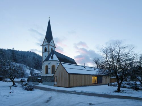 Das Pastoralzentrum in Maria Feicht (Pfarre St. Gandolf im Glantal) wurde im Rahmen des “Holzbaupreises 2021“ ausgezeichnet. Foto: Gisela Erlachher