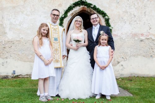 Heike und Heinz Brumnik mit Pfarrvorsteher Mag. Michael Golavčnik sowie Dorothea und Jasmin (© Foto: Brumnik)