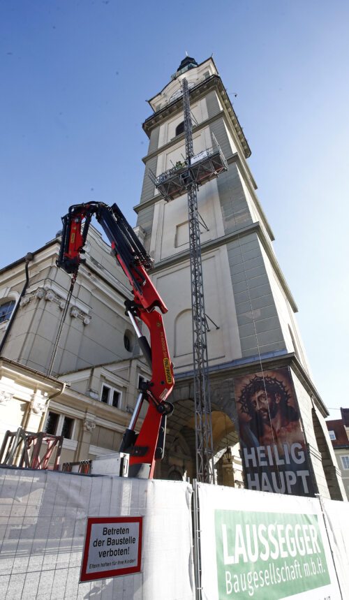 Die Einrüstungsarbeiten des Pfarrturmes St. Egid werden rund 5 Wochen andauern. Foto: Sonntag/Eggenbergre