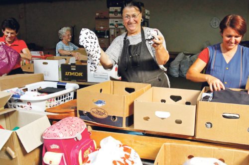 Sammeln, packen und sortieren - wer hilft mit? (© Foto: Foto: Der Sonntag / Eggenberger)