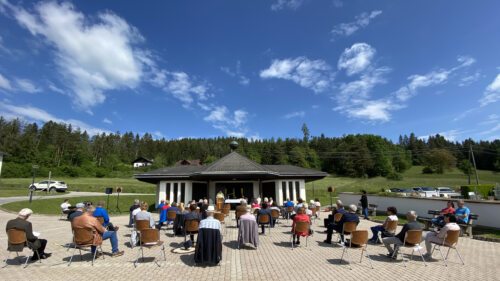 “Sportlermesse“ coronabedingt unter freiem Himmel (Foto: UM)