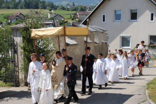 In einer Prozession wird am Fronleichnamsfest das eucharistische Brot in der Monstranz durch die Straßen getragen und verehrt.