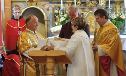 Übergabe der liturgischen Gewänder (Foto: UM) Übergabe der liturgischen Gewänder (Foto: UM)