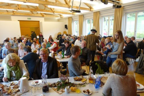 Die Gottesdienstbesucher freuten sich auf die Agape. (Foto: UM) Die Gottesdienstbesucher freuten sich auf die Agape. (Foto: UM)