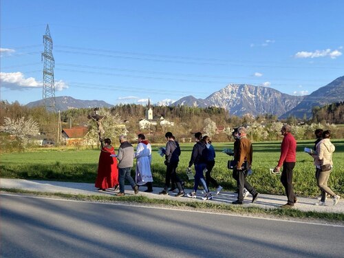 Bei Bittprozessionen und Flurumgängen beten Gläubige um eine gute Ernte sowie um Schutz vor Naturgewalten (im Bild: Bittprozession in der Pfarre Köttmannsdorf/Kotmara vas, 2021). Foto: Pfarre Köttmannsdorf/Modritsch