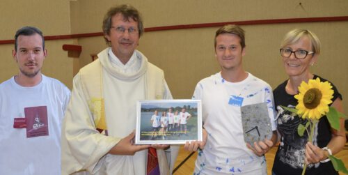 Pfarrer Joham dankte Max Kulnig und Marcel Ott für ihr Engagement, die bereits zum 10. Mal die Feriencamptage als Gruppenleiter begleiteten und Sonja Lodron für die Gesamtkoordination. (Foto: UM) Pfarrer Joham dankte Max Kulnig und Marcel Ott für ihr Engagement, die bereits zum 10. Mal die Feriencamptage als Gruppenleiter begleiteten und Sonja Lodron für die Gesamtkoordination. (Foto: UM)