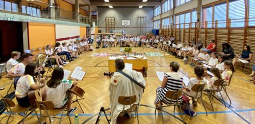 Abschlussmesse gemeinsam mit Eltern und Großeltern in der Volksschule (Foto: UM) Abschlussmesse gemeinsam mit Eltern und Großeltern in der Volksschule (Foto: UM)