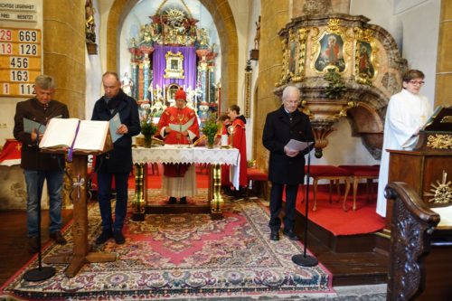 Lesung der Passion mit verteilten Rollen (Foto: UM)