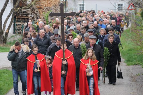 Prozession zur Pfarrkirche (Foto: majä)