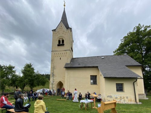 Vor der Filialkirche St. Margarethen wurde heuer die letzte Maiandacht gehalten. (Foto: UM)