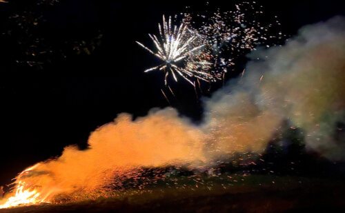 10.-Oktober-Feuer mit Feuerwerk im Gedenken an die Volksabstimmung im Jahre 1920 (© Foto: UM)