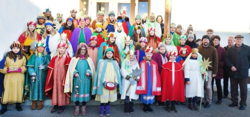 39 Sternsinger mit ihren Begleitern (Foto: UM)