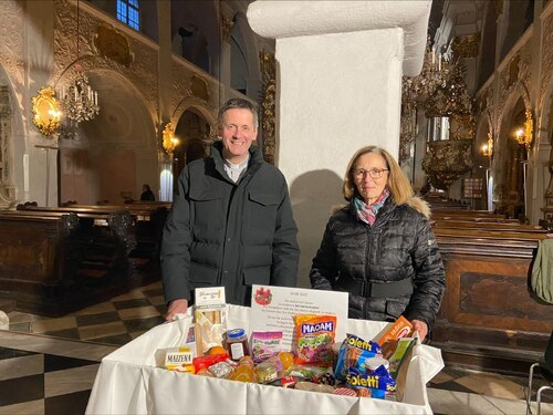 Der “Umgekehrte Adventkalender“ im Dom (im Bild: Dompfarrer Allmaier mit Initiatorin Zwick) ist eines  eine Vielzahl von Aktionen und Projekten der Katholischen Kirche in Kärnten. von vielen Sozialprojekten kirchlicher Einrichtungen  in der Vorweihnachtszeit. Foto: Binder