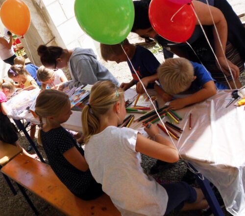 Erbietet die Katholische Kirche Kärnten heuer Kinderbetreuungsmöglichkeiten auf<br />
Pfarrebene an. Foto: Unterlercher Erbietet die Katholische Kirche Kärnten heuer Kinderbetreuungsmöglichkeiten auf<br />
Pfarrebene an. Foto: Unterlercher