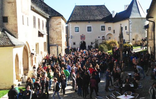 1.400 MaturantInnen nahmen an der bereits traditionellen Maturantenwallfahrt in Maria Saal teil.  (© Foto: Schulamt )