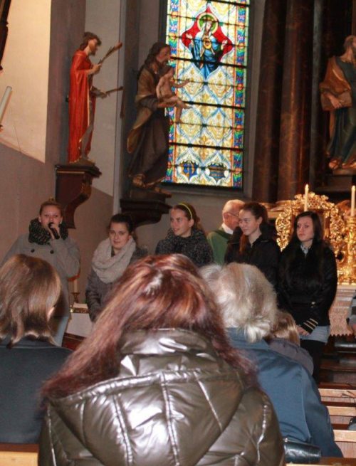 Die Firmlinge beim Vorstellungsgottesdienst (© Foto: Hohenberger Hannes)