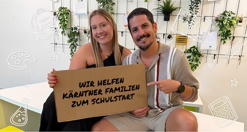 Caritas Kärnten und Antenne Kärnten sammeln für Kinder in Kärnten, damit der Schulstart nicht am Geld scheitert. Spenden ermöglichen Schulmaterialien und entlasten Familien, die zum Schulbeginn besonders unter Druck stehen. Am Foto Antenne-Moderator*innen Benjamin Maruschek und Selina Uran. Foto: Antenne Kärnten