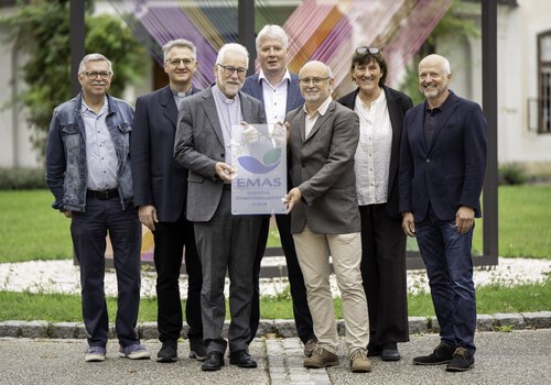 Übergabe der EMAS-Zertifizierung für die vier Zentralstellen der Katholischen Kirche Kärnten mit DPU-Leiter Andreas Lampichler, Generalvikar Johann Sedlmaier, Bischof Marketz, Finanzkammerdirektor Gerhard Salzer, Umweltteam-Leiter Harald Jost, Seelsorgeamtsdirektorin Elisabeth Schneider-Brandauer, Diözesanökonom Burkhard Kronawetter (v.l); Foto: Diözesan-Pressestelle/Assam 