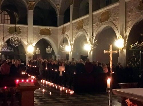 In der Klagenfurter Domkirche wird der „Gottesdienst für Verliebte“ bei Kerzenlicht gefeiert.  (© Foto: Stadtpastoral)