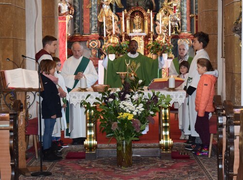 Im gemeinsamen Gebet und Gesang, mit Jesus mitten unter uns, wurde der Missions-Sonntag gefeiert.<br />
<em>Foto: MM</em> Im gemeinsamen Gebet und Gesang, mit Jesus mitten unter uns, wurde der Missions-Sonntag gefeiert.<br />
<em>Foto: MM</em>