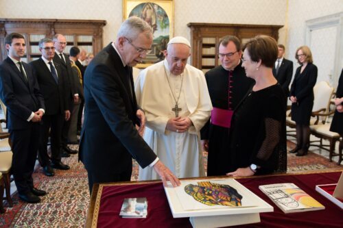 Darilo za papeža (Vatican Media) Darilo za papeža (Vatican Media)