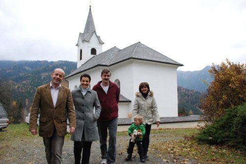 Korčani so zelo povezani z domačo cerkvijo: Sonja Hribar-Marko, Gabriel Hribar, Franc Smrtnik in Regina Smrtnik s sinom Štefanom  (© Foto: Gotthardt/Nedelja)