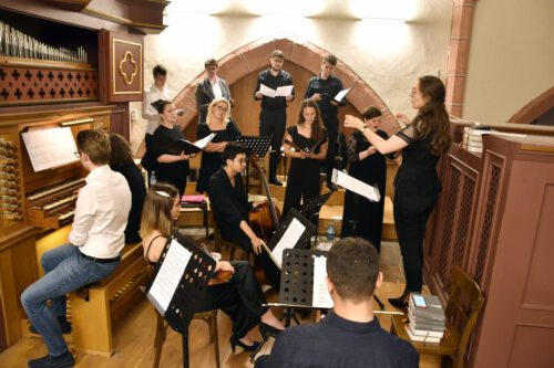 Vokalno-instrumentalni ansambel s poklicnimi glasbeniki Lux aurumque vodi Veronika Karner (foto: RIhter/Nedelja) Vokalno-instrumentalni ansambel s poklicnimi glasbeniki Lux aurumque vodi Veronika Karner (foto: RIhter/Nedelja)