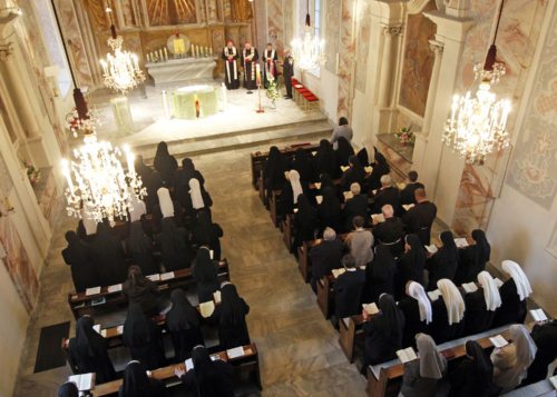 Mit den Ordensleuten der Diözese Gurk feierte Nuntius Zurbriggen eine Vesper in der Klosterkirche in Wernberg.  (© Foto: Pressestelle/Eggenberger)