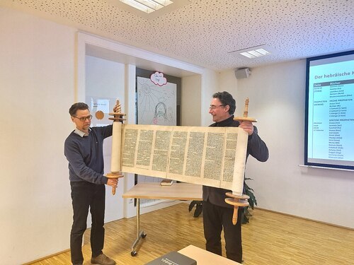 Beim Bibelkurs Altes Testament nahmen im Frühjahr 2025 an allen Abenden mehr als 60 Interessierte in Villach - St. Nikolai teil.<br />
Foto: P. Emmanuel-Maria Fitz OFM Beim Bibelkurs Altes Testament nahmen im Frühjahr 2025 an allen Abenden mehr als 60 Interessierte in Villach - St. Nikolai teil.<br />
Foto: P. Emmanuel-Maria Fitz OFM