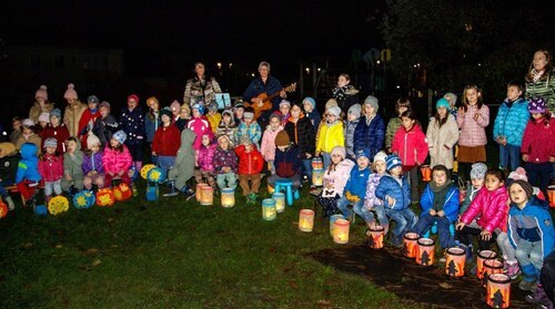 Rund um den Martinstag finden zahlreiche Martinsfeste und -umzüge statt. (Im Bild: Martinsfest 2022 des Pfarrkindergartens Villach St. Nikolai); Foto: U.Brandstätter