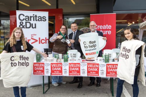 Schauten beim SPAR der Perspektive Handel Caritas gGmbH in der Tirolerstraße in Villach auf einen Kaffee vorbei und danken allen KundInnen, Jugendlichen und MitarbeiterInnen für Spenden und Einsatz: Dir. Mag. Paul Bacher (Geschäftsführer für SPAR Kärnten und Osttirol) und Dr. Josef Marketz (Direktor Caritas Kärnten) mit Emma Wood und Alicia Rieser vom Gymnasium St. Martin und Marktleiterin Bettina Stefan. (Foto © SPAR/gleissfoto)