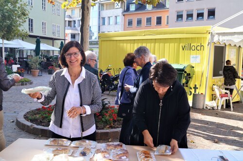 Viele freiwillige Helfer/innen setzen sich aktiv für die Aktion “Brot, das die Hoffnung nährt“ ein.<br />
Foto: Georg Brandstätter.