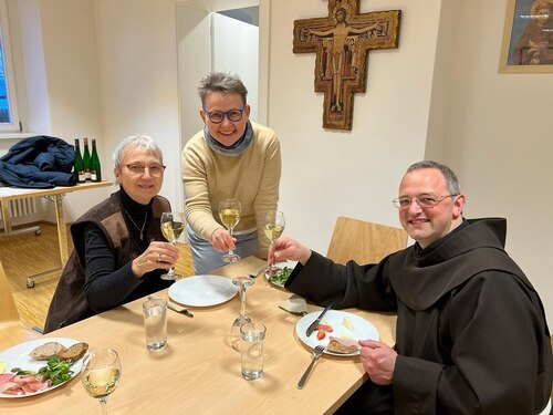 Das Team des Glaubensseminares freut sich über die rege Teilnahme.<br />
Foto: privat<br />
Evelin Höller (l.), Ursula Maria Jesko (m.), P. Emmanuel-Maria Fitz OFM (r.)