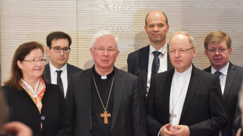 Erzbischof Lackner mit einem Teil des Visitationsteams: Elisabeth Kandler-Mayr, Kanzlerin der Erzdiözese Salzburg, Martin Seidler, Sekretär des Erzbischofs, Christian Lagger, GF des KH der Elisabethinen in Graz, Bischof Benno Elbs, Feldkirch und Herbert Beiglböck, Direktor der Caritas Graz-Seckau (Foto: Kronawetter)