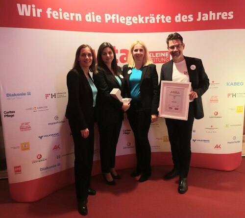 Sie feiern gemeinsam den Erfolg: die kaufmännische Geschäftsführerin Marion Auer-Fercher, die Gewinnerin in der Kategorie „Vorbild“ Gabriele Gangl, die Bereichsleiterin der stationären Betreuung und Pflege Donata Rössler-Merlin und Caritasdirektor Ernst Sandriesser (v.l.n.r) Foto: Caritas Sie feiern gemeinsam den Erfolg: die kaufmännische Geschäftsführerin Marion Auer-Fercher, die Gewinnerin in der Kategorie „Vorbild“ Gabriele Gangl, die Bereichsleiterin der stationären Betreuung und Pflege Donata Rössler-Merlin und Caritasdirektor Ernst Sandriesser (v.l.n.r) Foto: Caritas