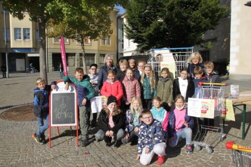 Eifrige Sachspendensammler*innen: die Schüler*innen der Volksschule Hermagoras/Mohorjeva in Klagenfurt. (Foto: Caritas)