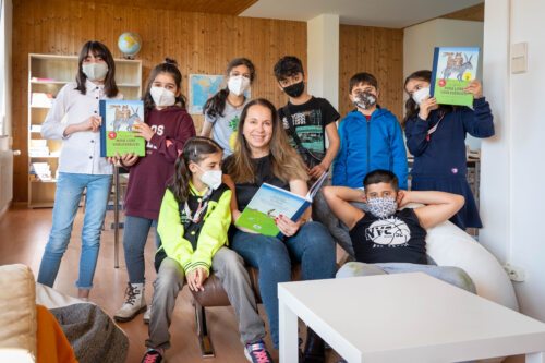 Isabella Straub begeisterte die Lerncafé-Kinder mit der Geschichte „Komm sagte die Katze“. Die freuen sich auch über drei Gratis-Exemplare des großen Mira Lobe-Vorlesebuchs der Buchhandlung Heyn. (Foto: Johannes Leitner/Caritas) Isabella Straub begeisterte die Lerncafé-Kinder mit der Geschichte „Komm sagte die Katze“. Die freuen sich auch über drei Gratis-Exemplare des großen Mira Lobe-Vorlesebuchs der Buchhandlung Heyn. (Foto: Johannes Leitner/Caritas)
