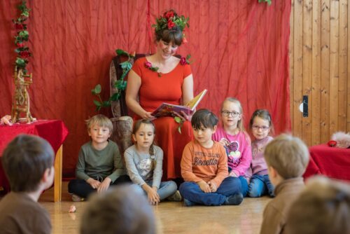 Im hübschen Dornröschen-Kostüm las Yvonne Knaus den Kindergartenkindern das Märchen der Gebrüder Grimm vor. (Foto: Johannes Leitner/Caritas) Im hübschen Dornröschen-Kostüm las Yvonne Knaus den Kindergartenkindern das Märchen der Gebrüder Grimm vor. (Foto: Johannes Leitner/Caritas)