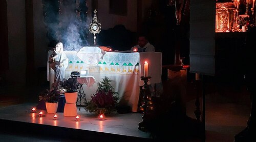 Beim Volksaltar: Das Allerheiligste – in der Monstranz – und die Marienstatue „Gospa“ von Medjugorje. (Bild: P.St.). Beim Volksaltar: Das Allerheiligste – in der Monstranz – und die Marienstatue „Gospa“ von Medjugorje. (Bild: P.St.).