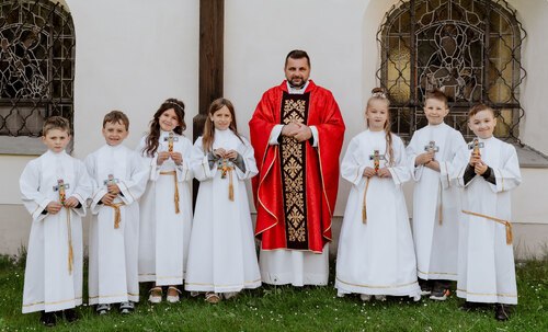 Unsere sieben Erstkommunionkinder und Pfarrer Martin. Bild Rebecca FOTO Unsere sieben Erstkommunionkinder und Pfarrer Martin. Bild Rebecca FOTO