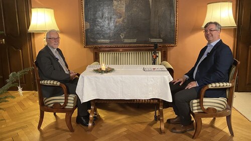 Großes Weihnachtsinterview der Internetredaktion (Karl-Heinz Kronawetter re.) mit Bischof Josef Marketz im Bischofhaus. (Foto: Michael Tavernaro)