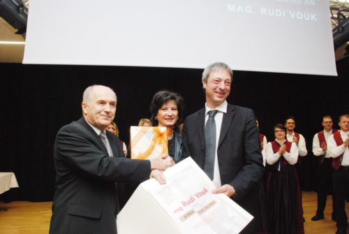 Uradno: Vouk z nagrado. Predala sta mu jo Valentin Inzko in Sonja Kert-Wakounig (© Foto: Gotthardt/Nedelja)