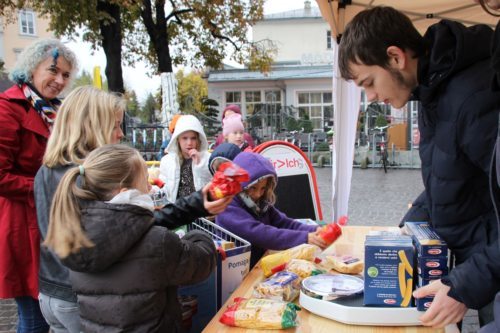 Auch Kinder der Volksschule Hermagoras/Mohorjeva spendeten bei der „Aktion Kilo gegen Armut“ Lebensmittel für Menschen in Not in Kärnten ( Foto: Caritas)