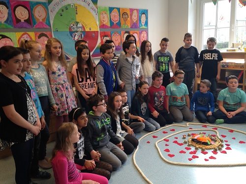 Die ganze 4a Klasse ist heute gemeinsam im Religionsunterricht. (© Foto: Schulamt) Die ganze 4a Klasse ist heute gemeinsam im Religionsunterricht. (© Foto: Schulamt)
