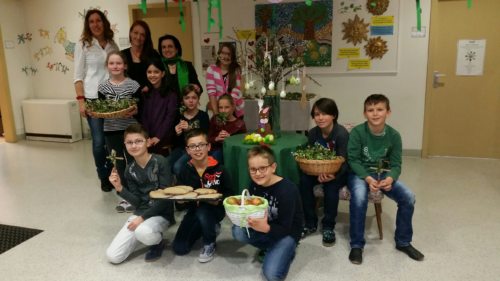 Die Lehrerinnen und Kinder der VS 4 verzichten an einem Tag in der Fastenzeit auf ihre “gute Jause“ und spenden das so gesparte Geld an Waisenkinder im Kongo (© Foto: Annemarie Bradatsch / VS 4 Villach) Die Lehrerinnen und Kinder der VS 4 verzichten an einem Tag in der Fastenzeit auf ihre “gute Jause“ und spenden das so gesparte Geld an Waisenkinder im Kongo (© Foto: Annemarie Bradatsch / VS 4 Villach)