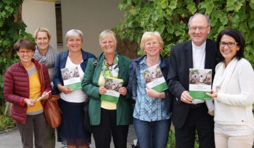 Bischof Schwarz mit den Religionspädagoginnen Christa Huber, Verena Kollmitzer, Daniela Fellner-Beer, Eva-Bernadette Goldberger, Maria Silan und Maria Traussnig (v. l.) (© Foto: Schulamt/BL) Bischof Schwarz mit den Religionspädagoginnen Christa Huber, Verena Kollmitzer, Daniela Fellner-Beer, Eva-Bernadette Goldberger, Maria Silan und Maria Traussnig (v. l.) (© Foto: Schulamt/BL)