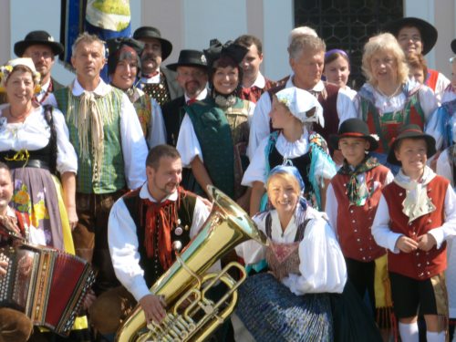 Volkstäntzerinnen und Volkstänzer aus Klagenfurt, Dachau, Görz (© Foto: Anton Granitzer)