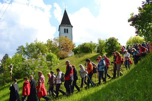 Der “Emmausgang“ am Ostermontag ist in vielen Kärntner Pfarren fester Bestandteil des österlichen Brauchtums. (Im Bild: Emmausgang 2019, Stiftspfarre St. Paul/Lav., Josefberg) Foto: Stiftspfarre St. Paul/Lav.
